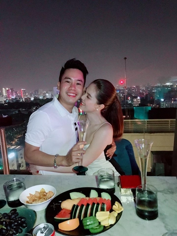 Nhìn hành động thân mật của nữ hoàng nội y với trai đẹp, nhiều người lầm tưởng đây chính là chân dung người bạn trai đại gia của Ngọc Trinh mà người đẹp giấu kín bấy lâu nay.