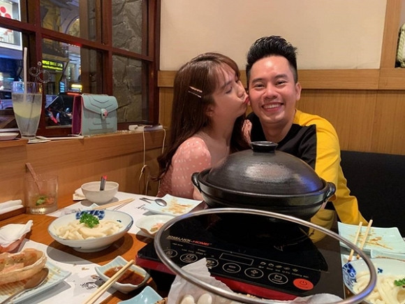 Chân dài 8X thoải mái "đụng chạm" trai đẹp chốn đông người.