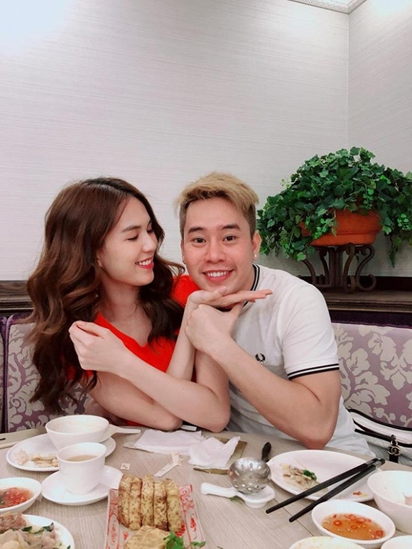 Tuy nhiên theo tìm hiểu, người đàn ông tưởng lạ mà quen này tên Tâm, là bạn thân lâu năm của "nữ hoàng nội y". 