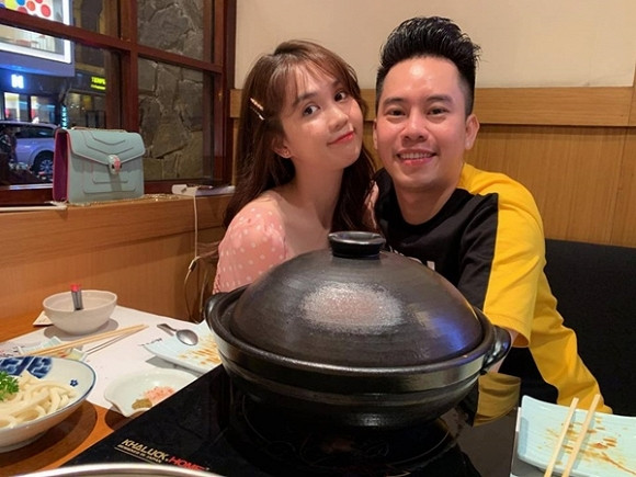 Xem loạt ảnh có thể thấy, Ngọc Trinh và bạn thân khác giới thường xuyên tụ tập ăn uống, đi chơi cùng nhau.