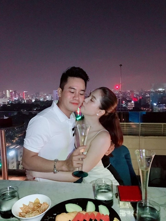 Mới đây, trên mạng xã hội lan truyền loạt ảnh Ngọc Trinh công khai hôn má, ôm eo, bá cổ, thậm chí ngồi vào lòng một người đàn ông có gương mặt khá bảnh trai.