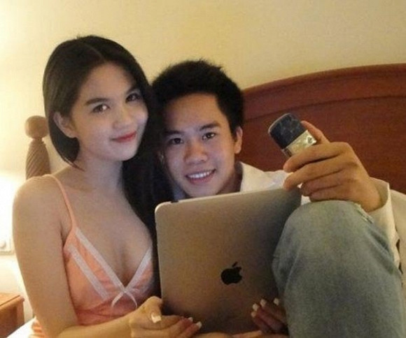 Thời điểm bức ảnh này được lan truyền, bạn thân của "nữ hoàng nội y" còn bị dân mạng "truy lùng" ráo riết vì nghi là người yêu của cô.