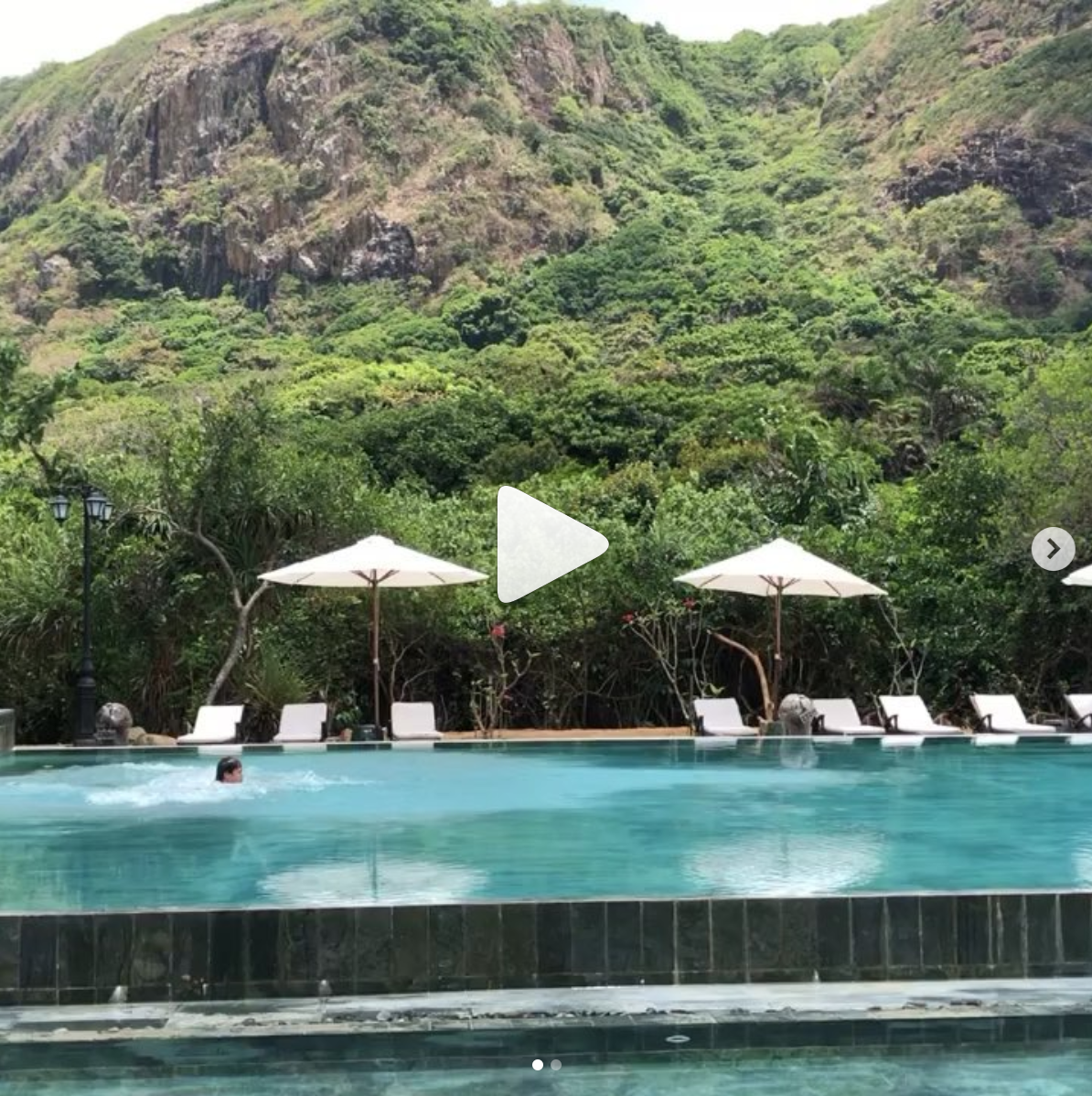 “Vậy là chỉ còn thời gian ngắn nữa thôi giải thi đấu Olympic 2020 sẽ chính thức được bắt đầu. Ngay lúc này đây tôi đang ngày đêm gấp rút tập luyện để chuẩn bị cho những bước cuối cùng, phấn đấu có mặt trong đêm chung kết giải đạp xe và bơi lội năm nay”, nam ca sĩ chú thích hài hước cho bức ảnh của mình nhưng lại không nhắc đến chuyện đang đi cùng ai.