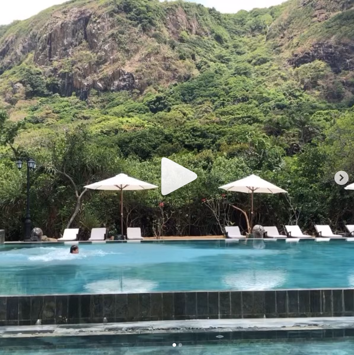 “Vậy là chỉ còn thời gian ngắn nữa thôi giải thi đấu Olympic 2020 sẽ chính thức được bắt đầu. Ngay lúc này đây tôi đang ngày đêm gấp rút tập luyện để chuẩn bị cho những bước cuối cùng, phấn đấu có mặt trong đêm chung kết giải đạp xe và bơi lội năm nay”, nam ca sĩ chú thích hài hước cho bức ảnh của mình nhưng lại không nhắc đến chuyện đang đi cùng ai.