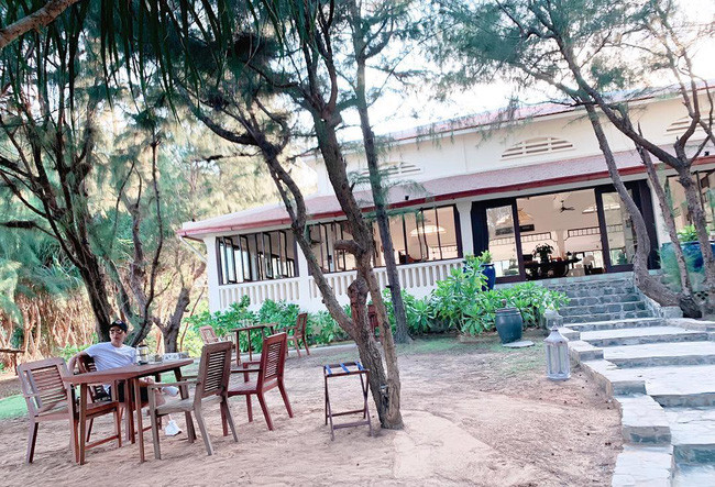 Bảo Anh khoe ảnh đi du lịch với mẹ cùng thời điểm Hồ Quang Hiếu đăng tải hình ảnh và clip nghỉ dưỡng tại một resort.