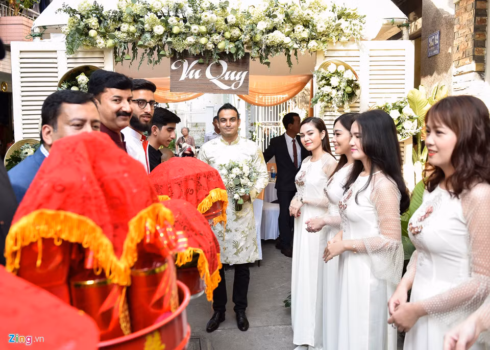  Võ Hạ Trâm và chồng doanh nhân Ấn Độ đã có hơn một năm hẹn hò trước khi tiến tới hôn nhân. Cả hai quen nhau trong một buổi gặp gỡ bạn bè hồi đầu năm. Vikas là người chủ động liên lạc và hẹn hò với nữ ca sĩ.