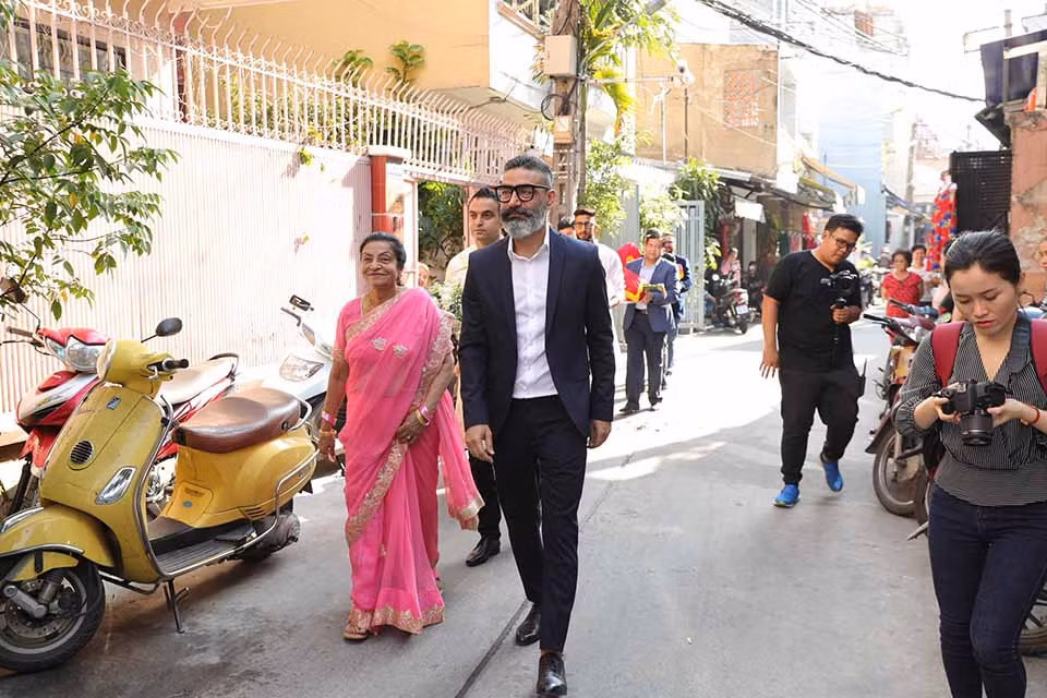 Ba mẹ và người thân của ông xã Võ Hạ Trâm từ Ấn Độ sang Việt Nam trước một ngày để chuẩn bị cho hôn lễ.