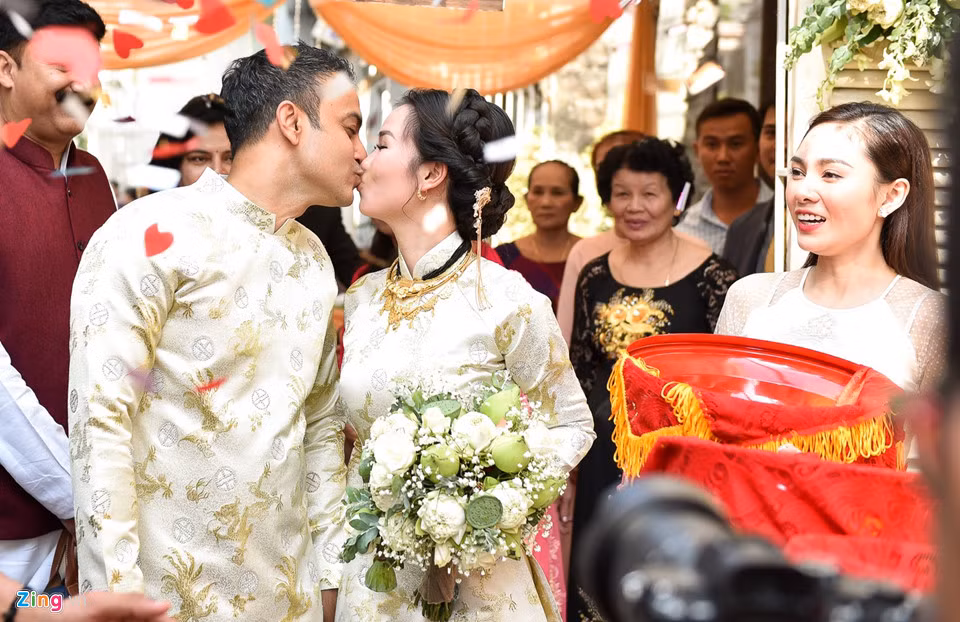 Nữ ca sĩ khóa môi ông xã hơn 12 tuổi trong ngày cưới.