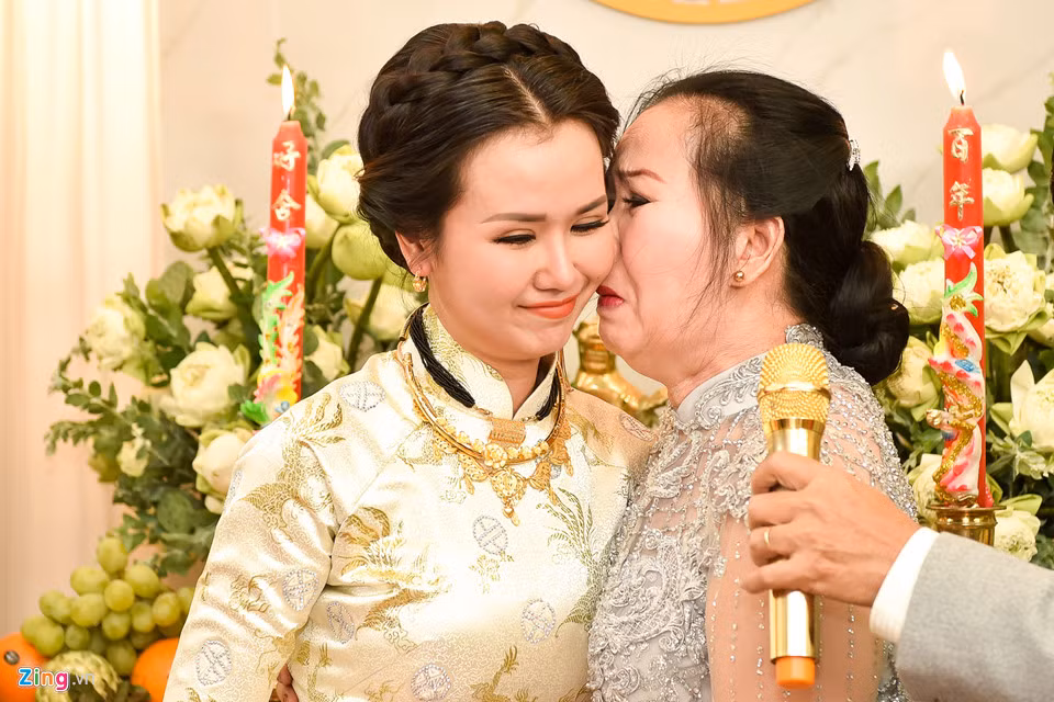 Đám cưới diễn ra trong không khí ấm cúng. Mẹ nữ ca sĩ đã không kìm được sự xúc động.