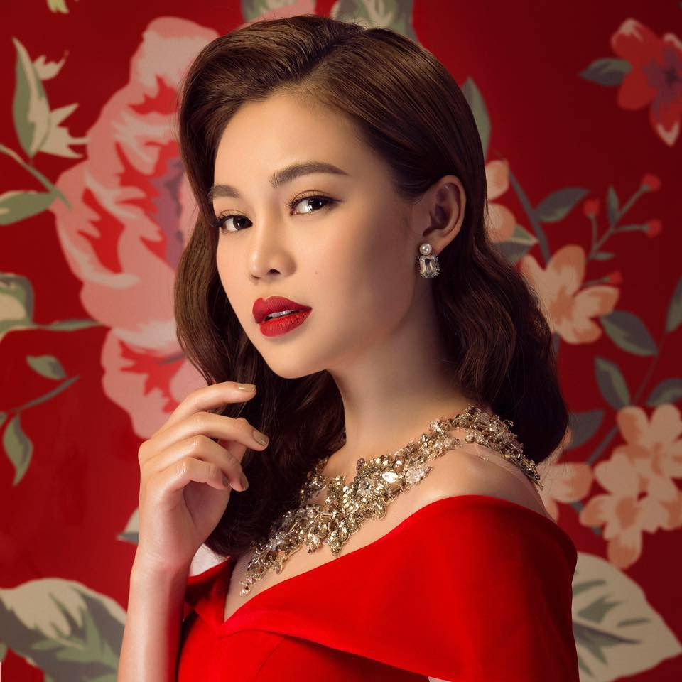 Chồng ca sĩ Giang Hồng Ngọc sinh năm 1982, là công chức nhà nước kết hợp kinh doanh riêng.