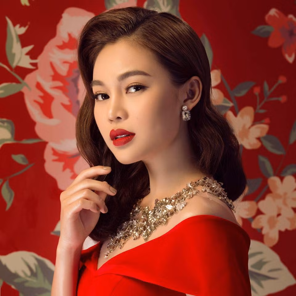 Chồng ca sĩ Giang Hồng Ngọc sinh năm 1982, là công chức nhà nước kết hợp kinh doanh riêng.