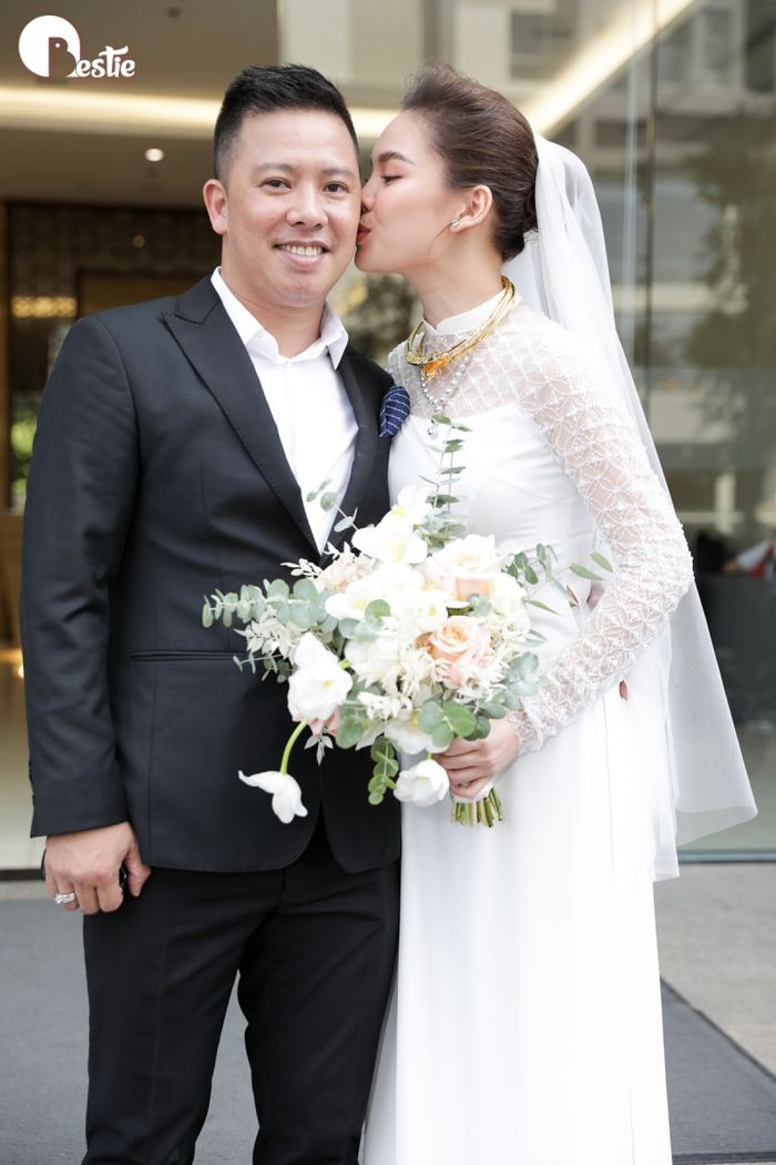 Giang Hồng Ngọc cũng là cô dâu xinh đẹp trong tháng 11. Nữ ca sĩ và ông xã Xuân Văn đã tổ chức lễ vu quy ngày 17/10, đám cưới sẽ diễn ra vào ngày 15/11.