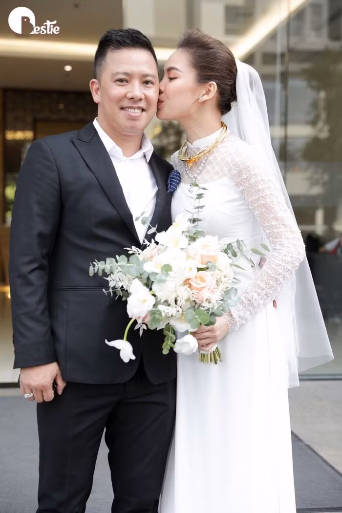 Giang Hồng Ngọc cũng là cô dâu xinh đẹp trong tháng 11. Nữ ca sĩ và ông xã Xuân Văn đã tổ chức lễ vu quy ngày 17/10, đám cưới sẽ diễn ra vào ngày 15/11.