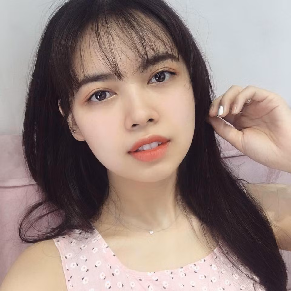 Vẻ đẹp tự nhiên của Bùi Thanh Hằng khiến nhiều người say đắm.