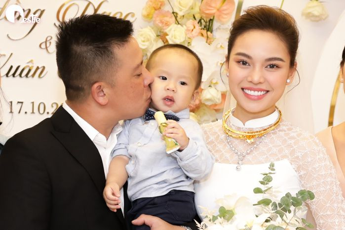 Trước khi cưới cặp đôi đã có một cậu con trai. Nữ ca sĩ lần đầu tiết lộ chuyện sinh con trai đầu lòng Cà Rốt một mình ở Mỹ trong buổi họp báo ra mắt MV mới đây.