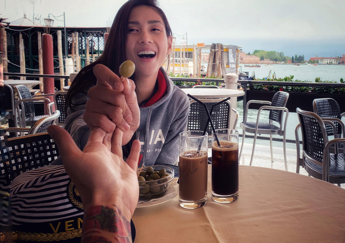 Là người của showbiz, lại không muốn gây ồn ào truyền thông nên Võ Hoàng Yến rất tôn trọng bạn trai và không tiết lộ nhiều về người đàn ông của mình để bảo vệ cuộc sống riêng tư của cả hai.