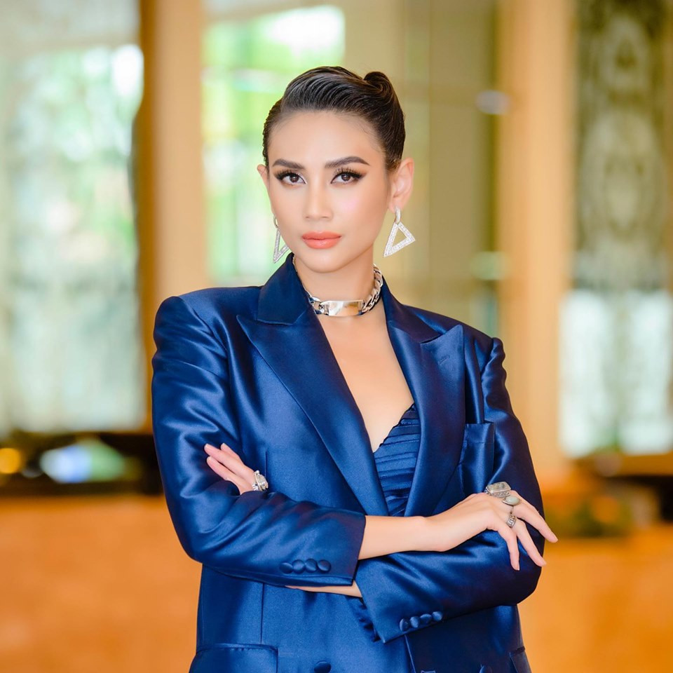 Thời gian gần đây, những người hâm mộ siêu mẫu - Á hậu Võ Hoàng Yến không khó nhận ra cô đang rất hạnh phúc trong tình yêu khi thoải mái chia sẻ ảnh tình tứ cùng những chuyến du lịch nước ngoài sang chảnh với người đàn ông giấu mặt.