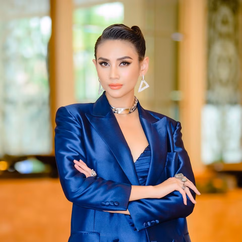 Thời gian gần đây, những người hâm mộ siêu mẫu - Á hậu Võ Hoàng Yến không khó nhận ra cô đang rất hạnh phúc trong tình yêu khi thoải mái chia sẻ ảnh tình tứ cùng những chuyến du lịch nước ngoài sang chảnh với người đàn ông giấu mặt.