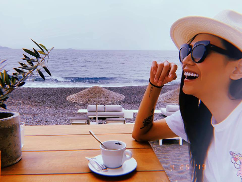 Trước câu nói đầy ẩn ý của MC Thành Trung, mỹ nhân họ Võ thoải mái đáp trả: "Người ta yêu người ta vậy đó anh".