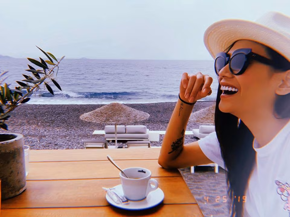 Trước câu nói đầy ẩn ý của MC Thành Trung, mỹ nhân họ Võ thoải mái đáp trả: "Người ta yêu người ta vậy đó anh".