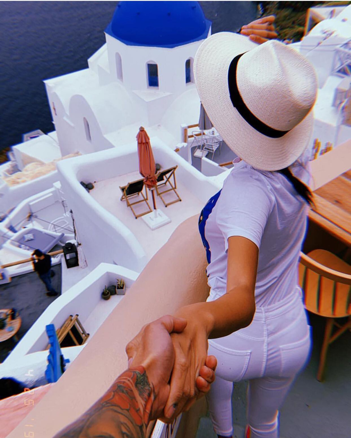 Trong loạt ảnh này, Á hậu Hoàn vũ Việt Nam 2008 nắm tay một người đàn ông có hình xăm mà không để lộ mặt khi cả hai đang đi du lịch cùng nhau.