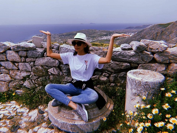 Trước những lời đồn đoán này, chân dài sinh năm 1998 "nửa đùa nửa thật" trên trang cá nhân rằng người đó là "anh họ" của mình.