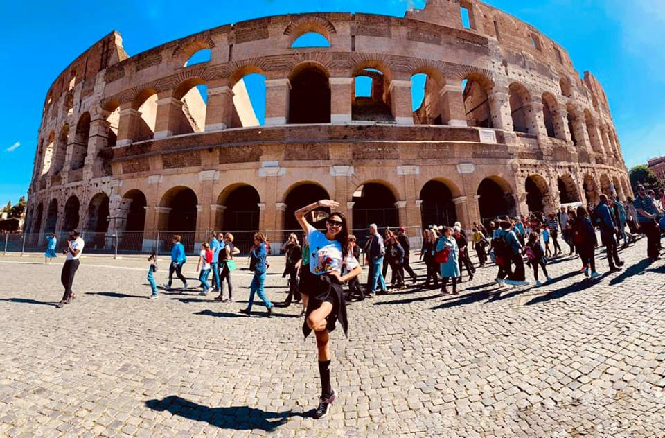 Siêu mẫu khoe dáng nóng bỏng trong chuyến du lịch nước ngoài. Ảnh: FBNV.