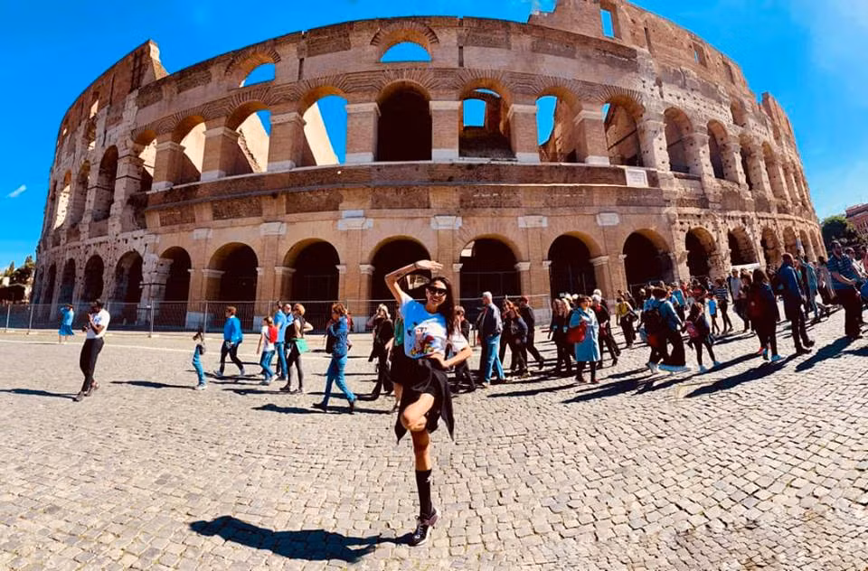 Siêu mẫu khoe dáng nóng bỏng trong chuyến du lịch nước ngoài. Ảnh: FBNV.