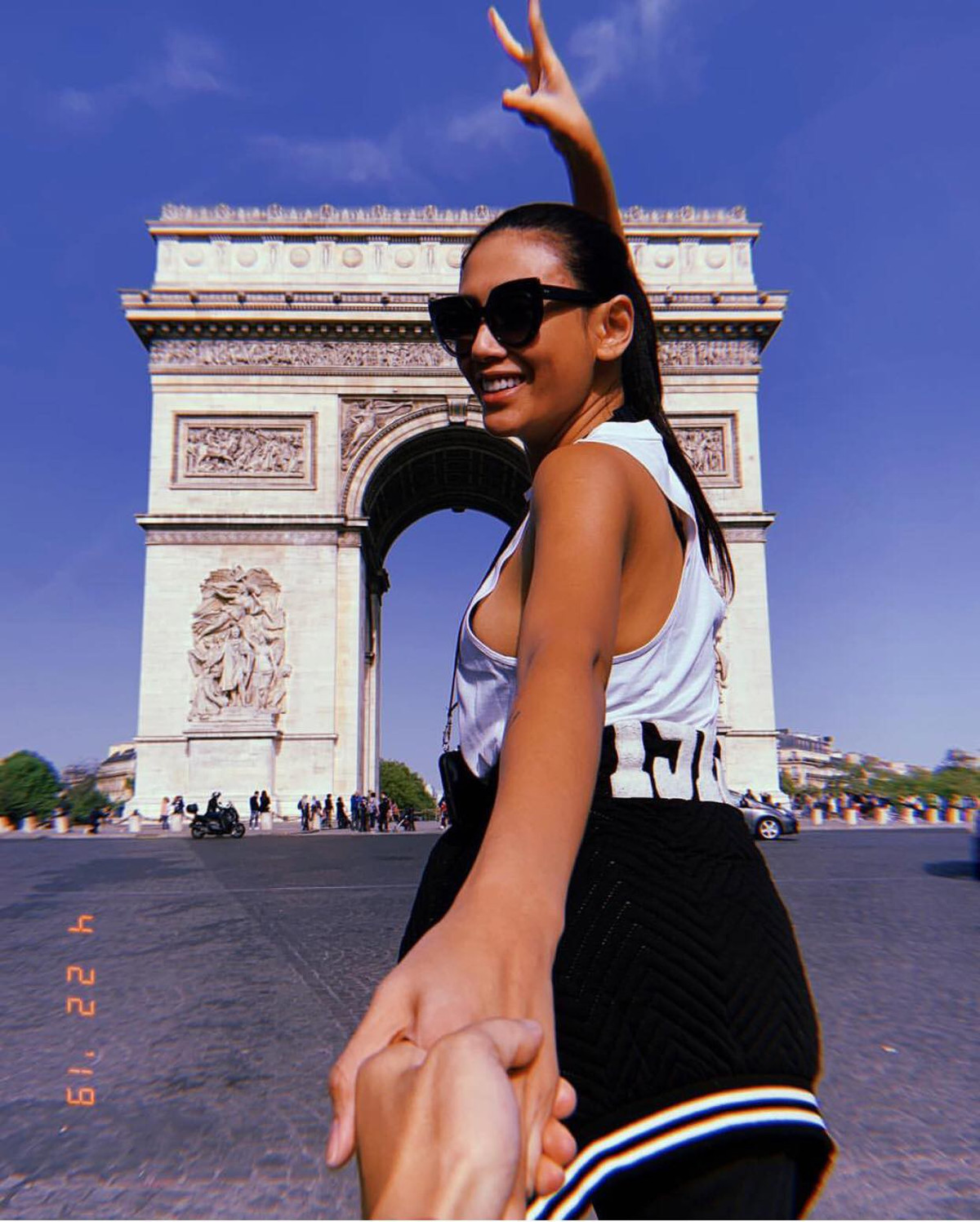 Dù chỉ là ảnh nắm tay nhưng cũng đủ thấy cả hai đã có những khoảnh khắc lãng mạn và tình tứ khi "du hí" trời Tây.