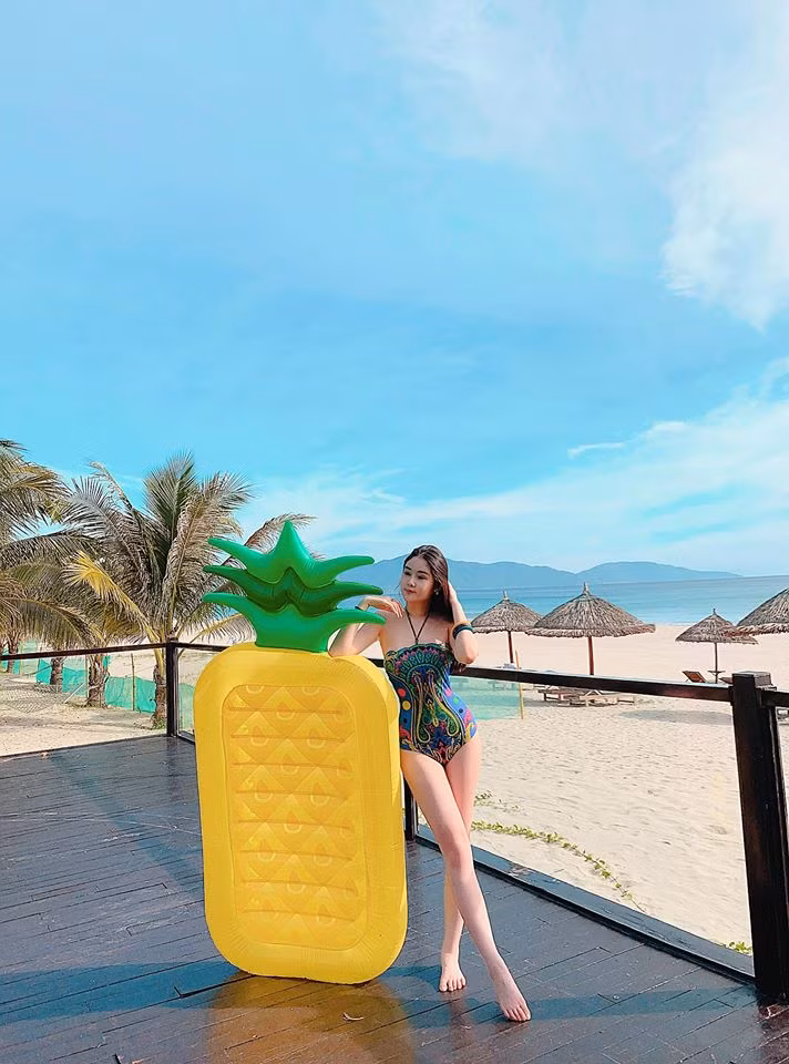 Không chỉ đang trên con đường chinh phục tri thức, nàng hậu còn ngày càng "thăng hạng" về nhan sắc.