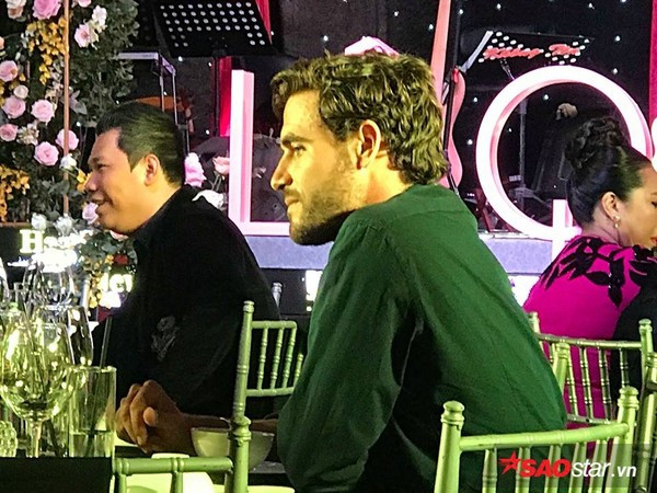 Chàng Tây lạ mặt tháp tùng Hồng Nhung tới buổi tiệc sở hữu vẻ ngoài điển trai như tài tử.