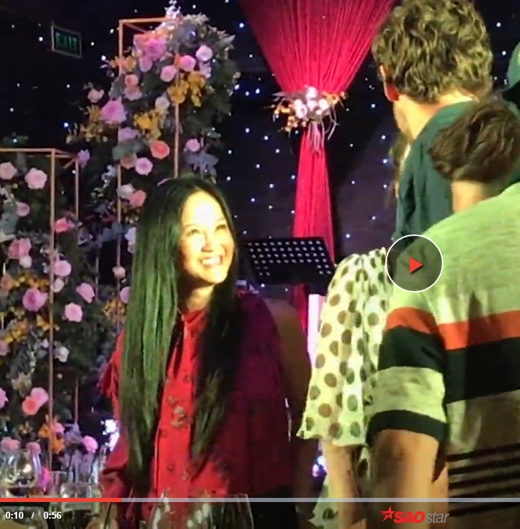 Sau những chia sẻ về cuộc sống bị ảnh hưởng bởi ồn ào ly hôn với chồng Tây, diva Hồng Nhung lại khiến mọi người phải chú ý khi xuất hiện cùng một chàng trai Tây lạ mặt tại buổi giới thiệu album vol 6 của Lệ Quyên mới đây. Ảnh: Saostar.