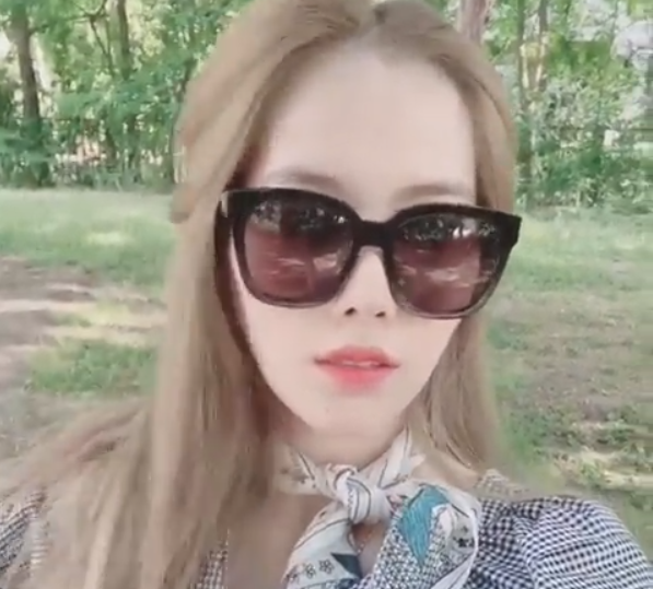 Người đẹp miền Tây trông lạ hoắc với mái tóc bạch kim để thử chơi lớn xem mọi người có trầm trồ.