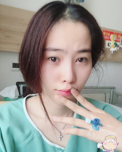 Hoa khôi Đồng bằng sông Cửu Long còn từng thốt lên: "Không, không thể nào bớt khùng được. Khùng là một cái thứ bệnh giúp Nam Em có thể sống trường tồn cho đến bây giờ".