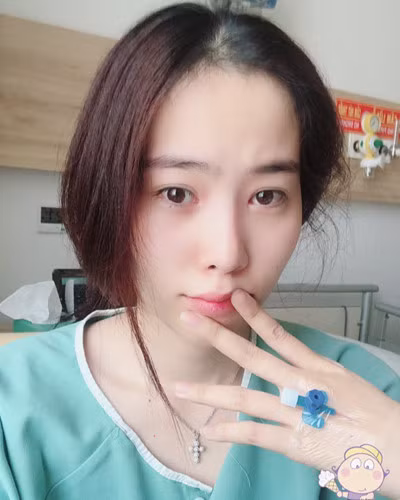 Hoa khôi Đồng bằng sông Cửu Long còn từng thốt lên: "Không, không thể nào bớt khùng được. Khùng là một cái thứ bệnh giúp Nam Em có thể sống trường tồn cho đến bây giờ".