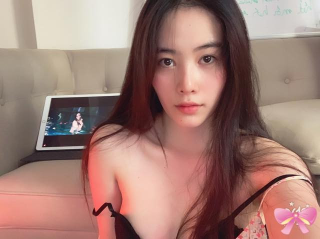 Người đẹp miền Tây gửi lời cảm ơn cuộc đời vì đã tạo nên một Nam Em ngày hôm nay cực kỳ mạnh mẽ và tỉnh táo. Cô cũng không quên gửi lời cảm ơn đến "thiên sứ tình yêu" vì đã ban cho mình sức mạnh vô địch để chống chọi với những vấn đề đấu tranh sinh tồn.