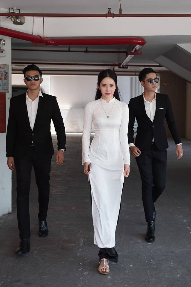 Động thái mới nhất của Nam Em khiến fan tin rằng cô đã cân bằng được cuộc sống, trở thành người phụ nữ lạc quan và mạnh mẽ sau chuỗi ngày u uất, có những hành động khó hiểu vì vướng sóng gió tình cảm.