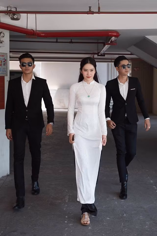 Động thái mới nhất của Nam Em khiến fan tin rằng cô đã cân bằng được cuộc sống, trở thành người phụ nữ lạc quan và mạnh mẽ sau chuỗi ngày u uất, có những hành động khó hiểu vì vướng sóng gió tình cảm.