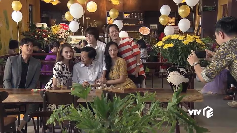 Ve nha di con: Cuoi ngat khi Vu “danh roi liem si” chup anh voi Thu