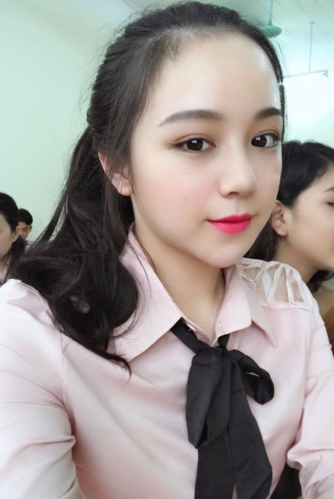 Hình ảnh nữ sinh áo dài trắng, xinh xắn, trong trẻo đã gắn liền với Thủy Tiên từ đó.