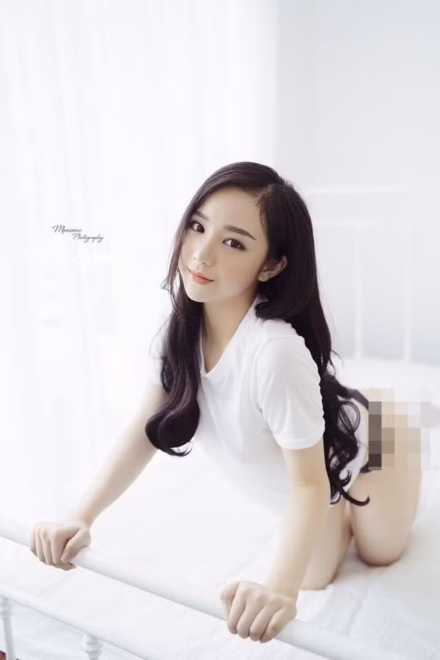 Sau lần tái xuất trên truyền hình, hot girl tuổi 20 bất ngờ lột xác với phong cách hở hang táo bạo. Trong một bài chia sẻ, cô nàng tự nhận bản thân cảm thấy không còn phù hợp với biệt danh "hot girl ngủ gật" nữa.