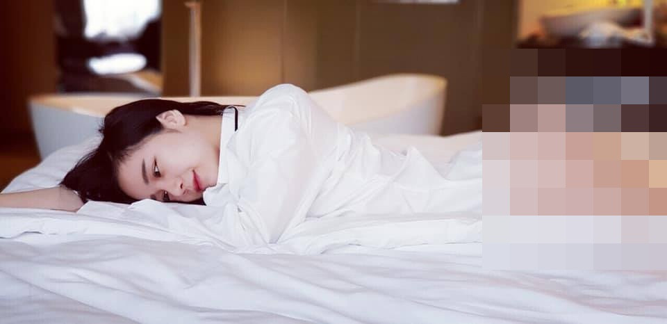  Nhã Tiên khoe ảnh bán nude khiến cánh mày râu "đau mắt".