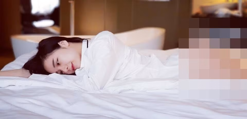  Nhã Tiên khoe ảnh bán nude khiến cánh mày râu "đau mắt".