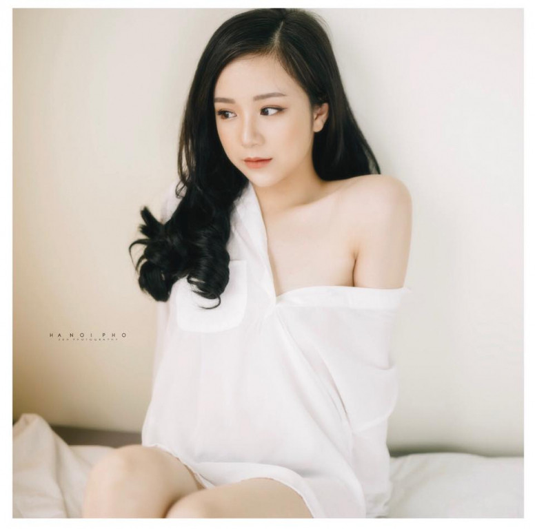 Trên trang cá nhân của mình, người đẹp gốc Hưng Yên thường xuyên đăng tải những bộ ảnh bikini hay những trang phục hở hang triệt để khoe 3 vòng gợi cảm.