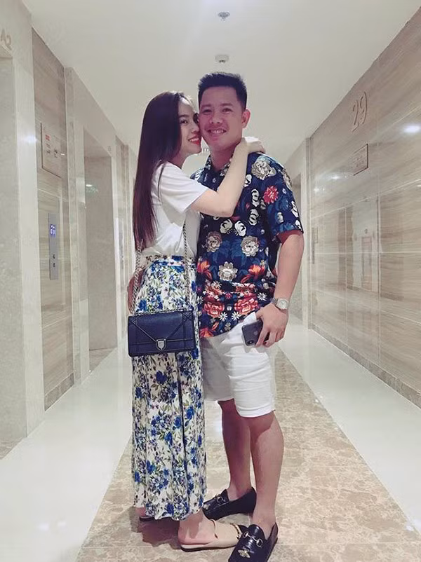 Cả hai thường xuất hiện trong những bức ảnh tình tứ, ôm hôn chốn đông người sau khi công khai mối quan hệ.