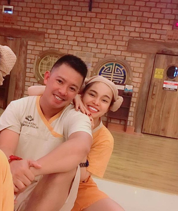 Trước khi tổ chức lễ ăn hỏi, Giang Hồng Ngọc và Xuân Văn lộ nhiều ảnh tình tứ.