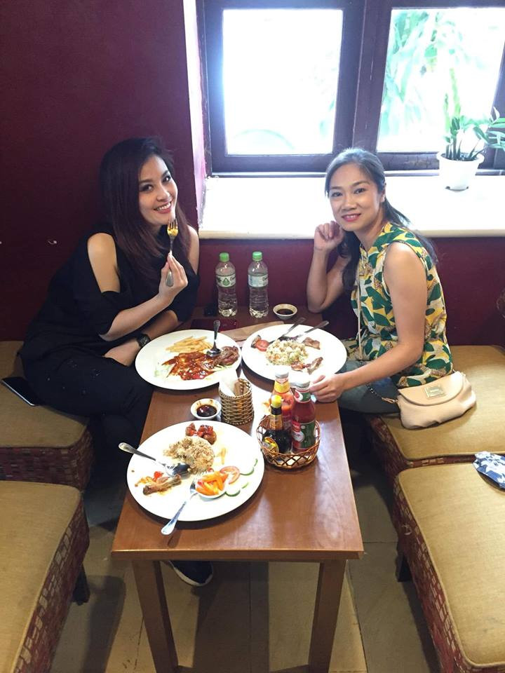 Những lúc rảnh rỗi, bà mẹ 3 con "hẹn hò" với những diễn viên đồng nghiệp. Ảnh: FBNV.