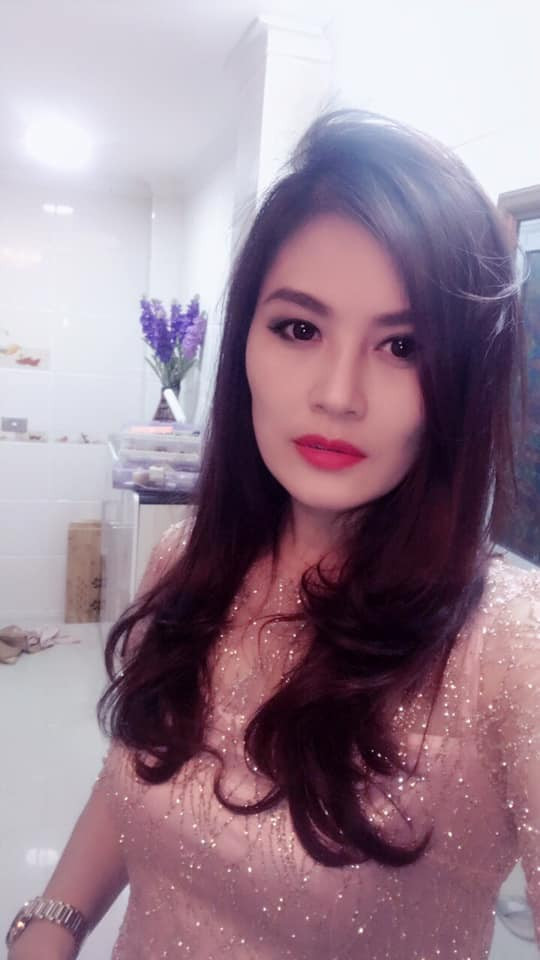 Sự việc khiến mẹ chồng rất sốc, bà con chòm xóm còn bóng gió cho rằng Hoa Thúy đóng phim cấp 3. Sự cố cuối cùng cũng êm xuôi khi mọi việc được giải thích rõ ràng. Sau khi kết hôn, Hoa Thúy sinh được hai cậu con trai. Tuy vậy cặp đôi sau đó cũng "đường ai nấy đi".