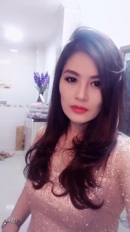 Sự việc khiến mẹ chồng rất sốc, bà con chòm xóm còn bóng gió cho rằng Hoa Thúy đóng phim cấp 3. Sự cố cuối cùng cũng êm xuôi khi mọi việc được giải thích rõ ràng. Sau khi kết hôn, Hoa Thúy sinh được hai cậu con trai. Tuy vậy cặp đôi sau đó cũng "đường ai nấy đi".