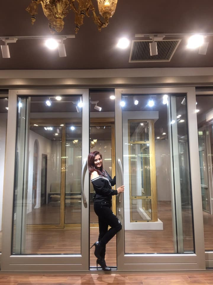 Dù lịch làm việc dày đặc nhưng Hoa Thúy vẫn xinh trẻ trung, xinh đẹp như thời thiếu nữ.